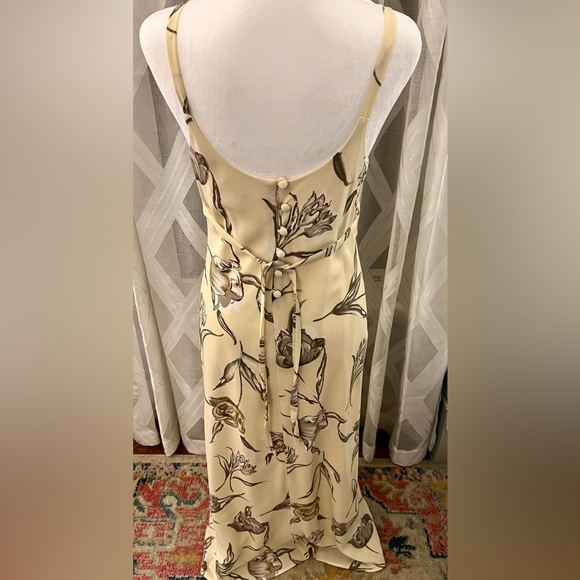 WHITE HOUSE Long Flowers Dress with Button Back - Picture 4 of 14